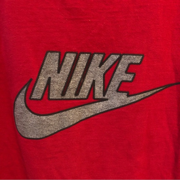 Men’s Nike  T Shirt Red With Gray Logo Size M USA Fabric Well Made Authentic M - Picture 2 of 11